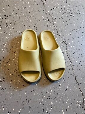 YEEZY SLIDES Sandals